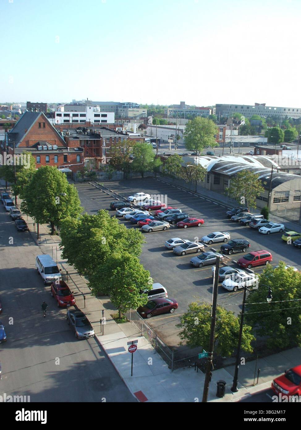 Les vues aériennes du 30 avril 2010 montrent les zones autour de East Gay Street près de North 6th Street à Columbus, Ohio. On peut voir le Continental Centre au 150 East Gay Street, Ohio Bell Building au 111 North 4th Street, la construction en cours de condominiums Neighborhood Launch sur le côté nord de Gay Street, le bâtiment en briques rouges au 306 East Gay Street abritant Stewart Jaffy & Associates, et une sculpture D'ART en acier rouge cerise de 100 pieds près de North Grant Avenue. Banque D'Images