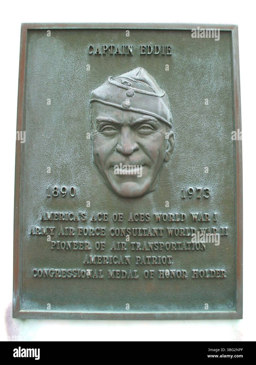 Eddie Rickenbacker, « as des as » de l'Amérique pendant la première Guerre mondiale, est enterré au cimetière Greenlawn à Columbus, Ohio. Rickenbacker est un aviateur pionnier et récipiendaire de la médaille d'honneur, connu pour son service dans la première Guerre mondiale et ses contributions ultérieures au transport aérien. Banque D'Images