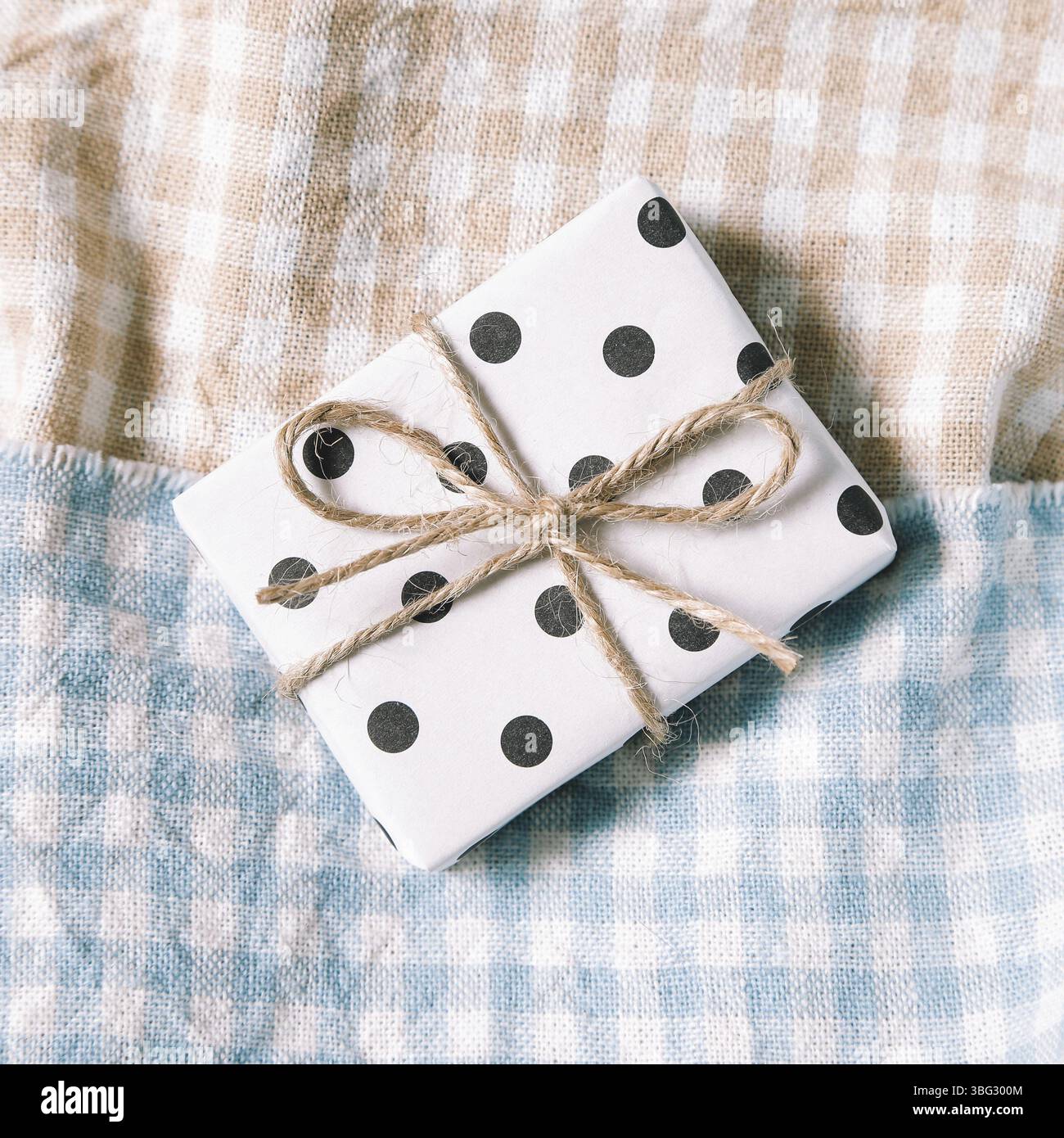 Cadeau de motif de points sur fond de tissu de motif de carreaux Banque D'Images