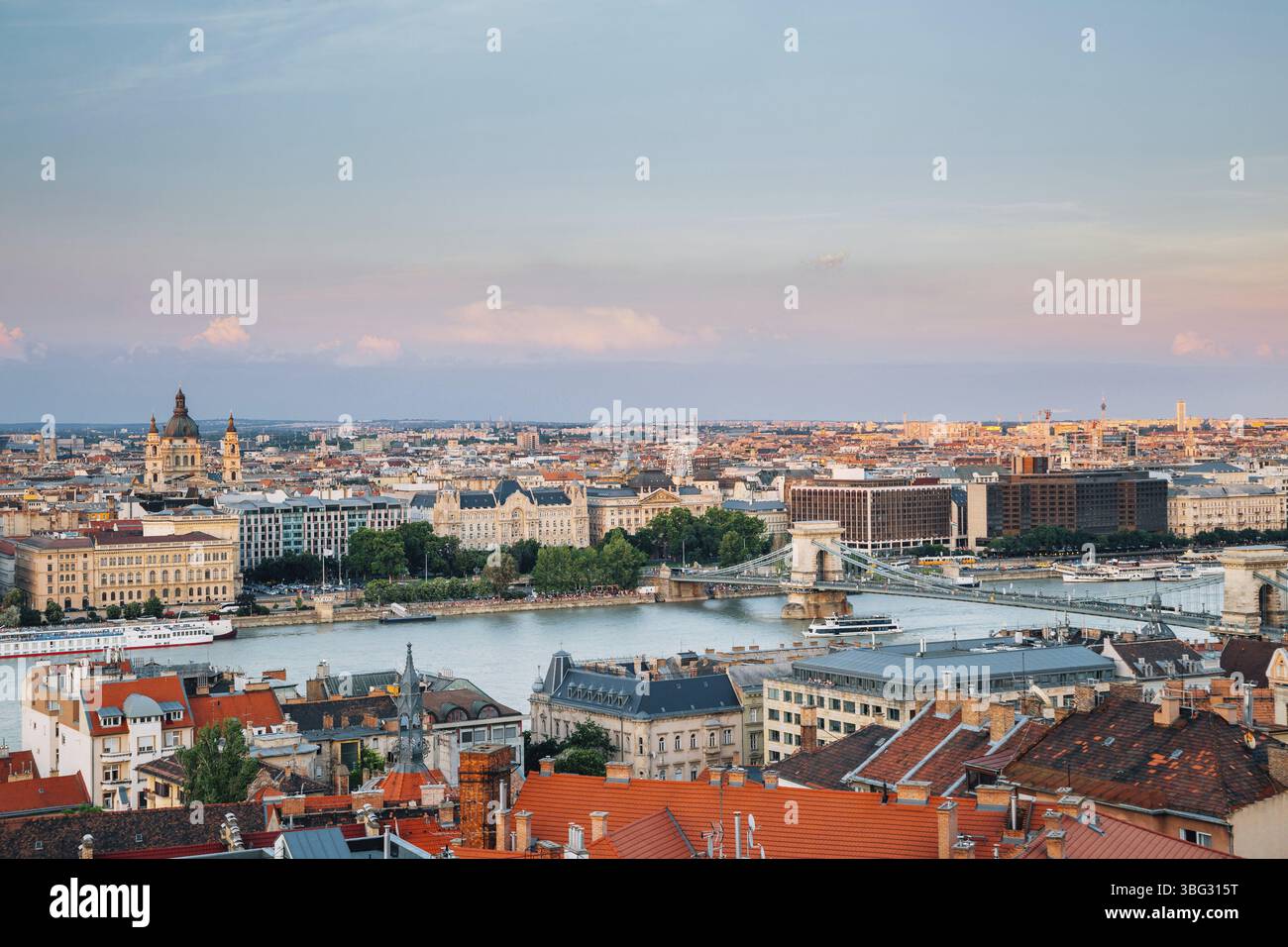 La ville de Budapest et du pont des chaînes sur le Danube au crépuscule coucher du soleil en Hongrie Banque D'Images