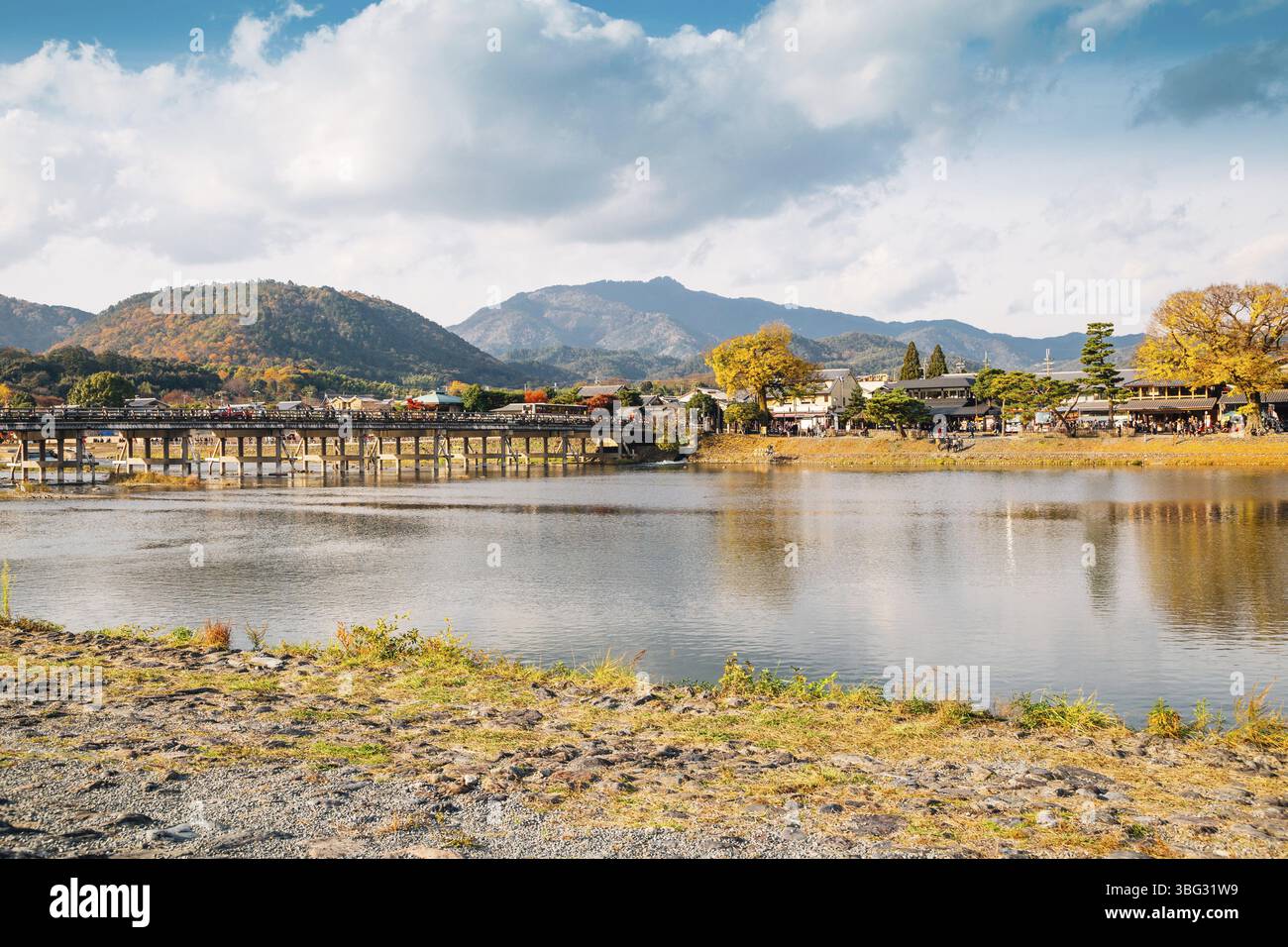 Rivière Arashiyama et pont Arashiyama Togetsukyo à l'automne à Kyoto, Japon, Asie Banque D'Images