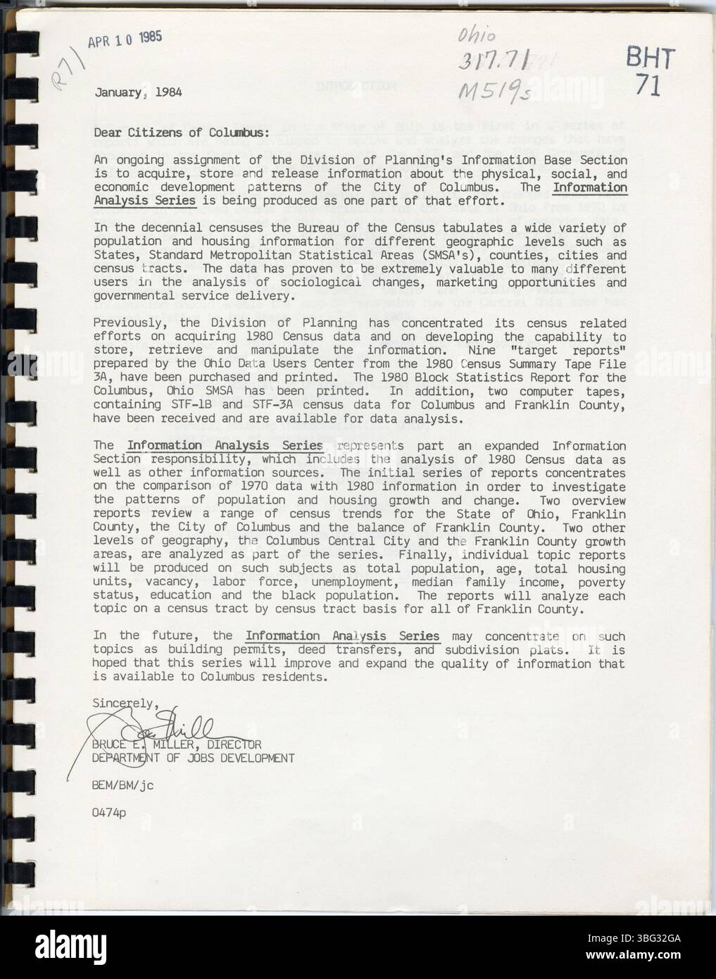 Ce rapport de 1984 sur les tendances du recensement de l'Ohio examine les changements dans la population, la composition raciale, le logement et la structure familiale entre les périodes de recensement de 1970 et 1980, en mettant l'accent sur les changements démographiques du centre de l'Ohio. Banque D'Images