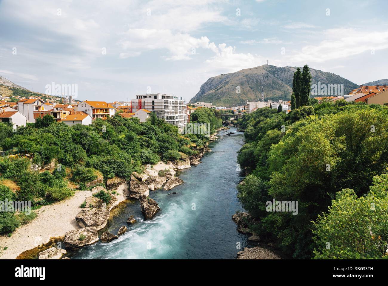 La vieille ville de Mostar et la rivière de Bosnie-Herzégovine Banque D'Images