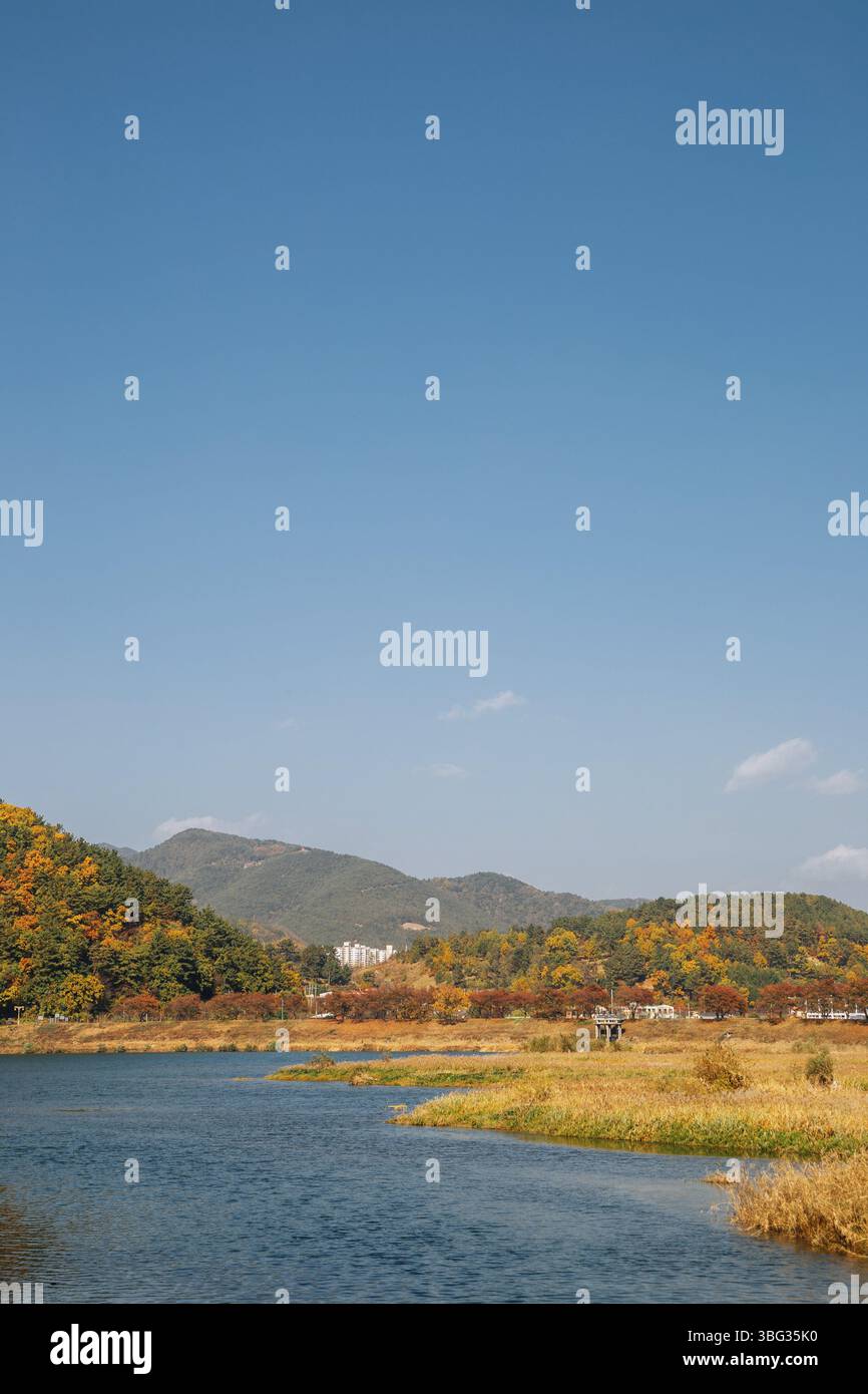 Rivière et montagne de Miryang à l'automne à Miryang, en Corée Banque D'Images