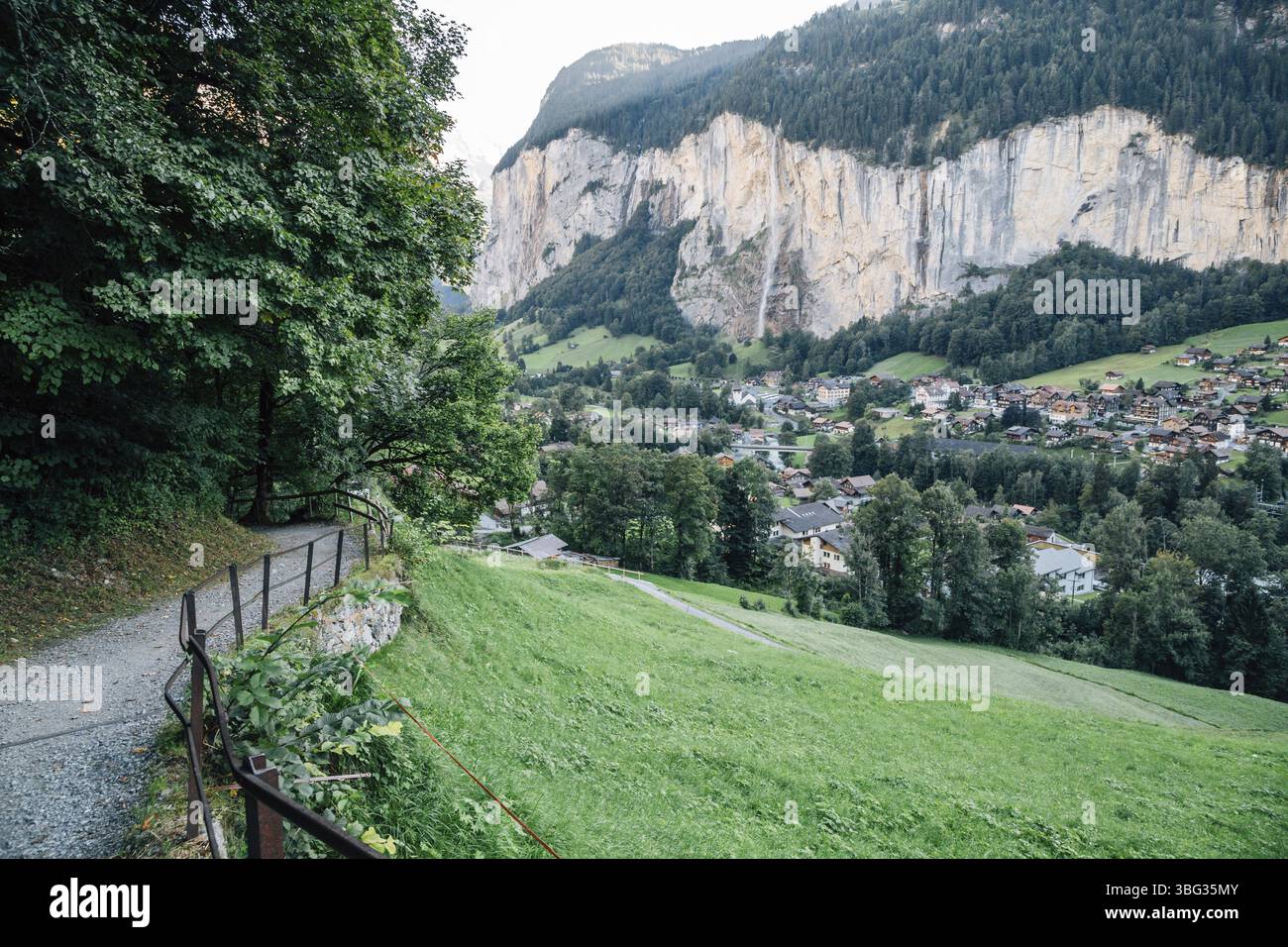 Sentier de randonnée de montagne Lauterbrunnen road et village en Suisse Banque D'Images