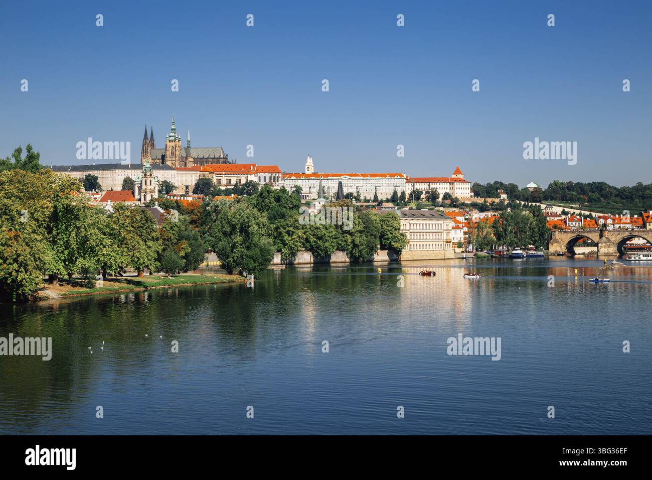 Quartier du château de Prague avec la rivière Vltava à Prague, République tchèque, Europe Banque D'Images