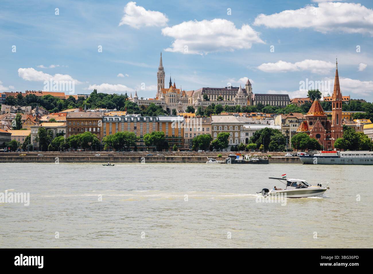 Buda district Bastion des pêcheurs et église Matthias avec Danube à Budapest, Hongrie, Europe Banque D'Images