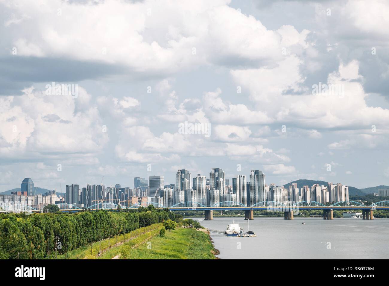 Le parc de la rivière Han Dongjak Daegyo Bridge et des bâtiments modernes à Séoul, en Corée Banque D'Images