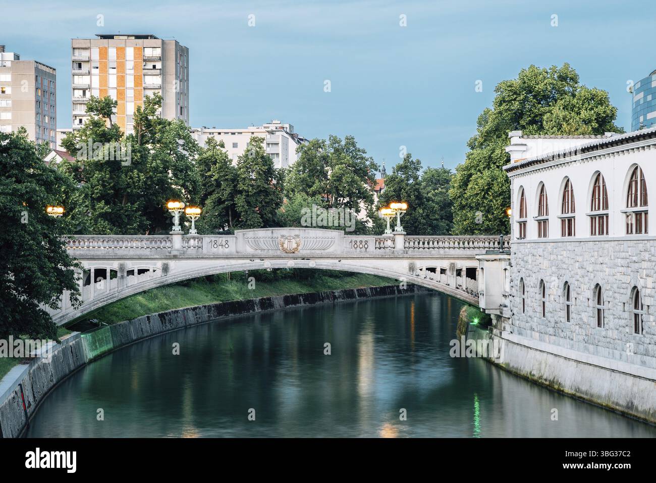 Pont Dragon et rivière Ljubljanica à Ljubljana, Slovénie, Europe Banque D'Images