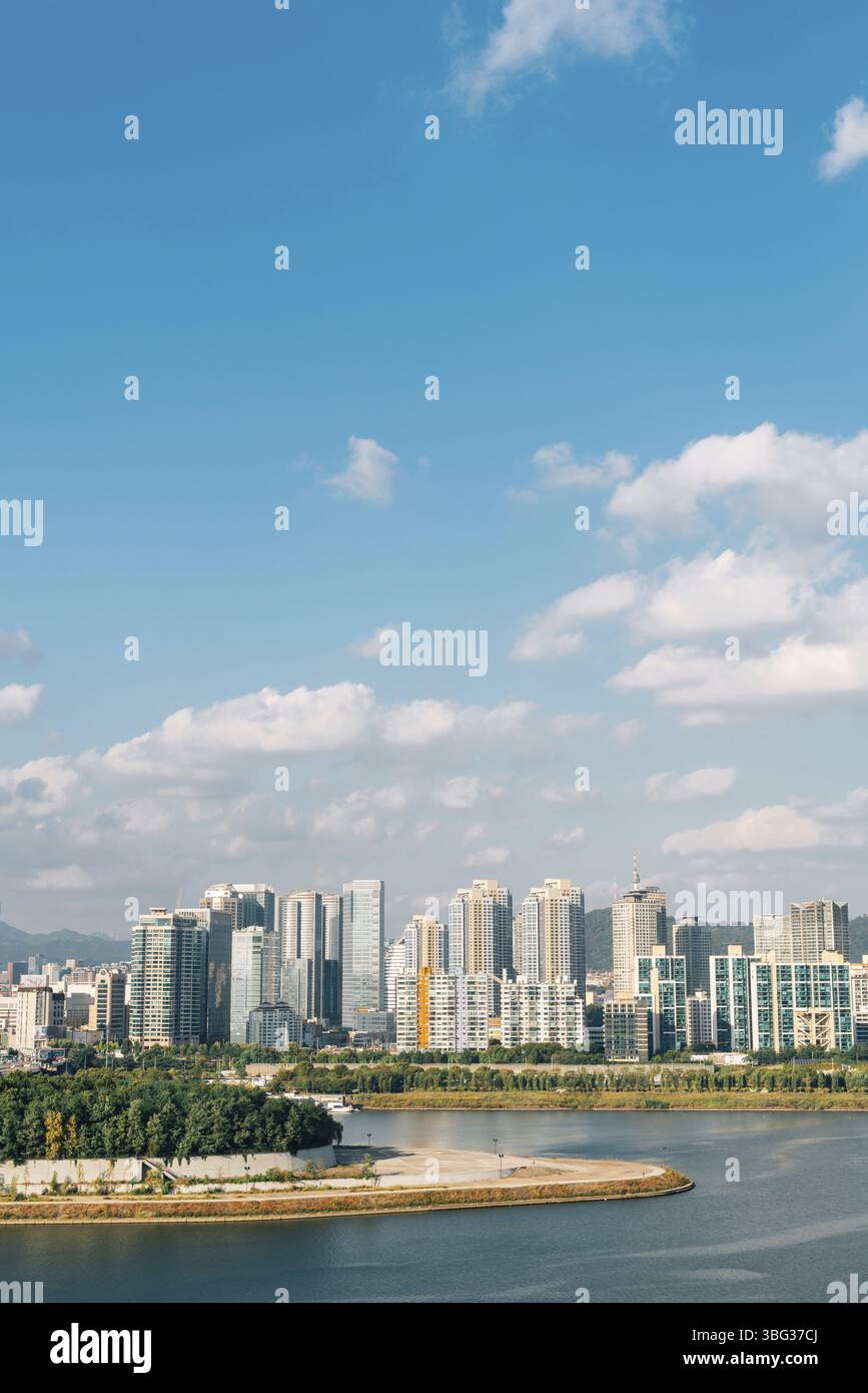 Bâtiments modernes et parc de la rivière Han de l'île de Nodeulseom à Séoul, en Corée Banque D'Images