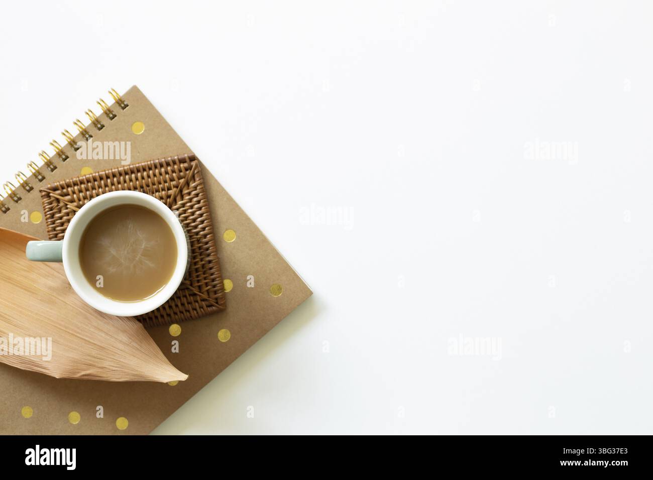 Tasse de café et carnet sur fond blanc. Lieu de travail et d'étude. plan d'examen, vue de dessus, espace de copie Banque D'Images