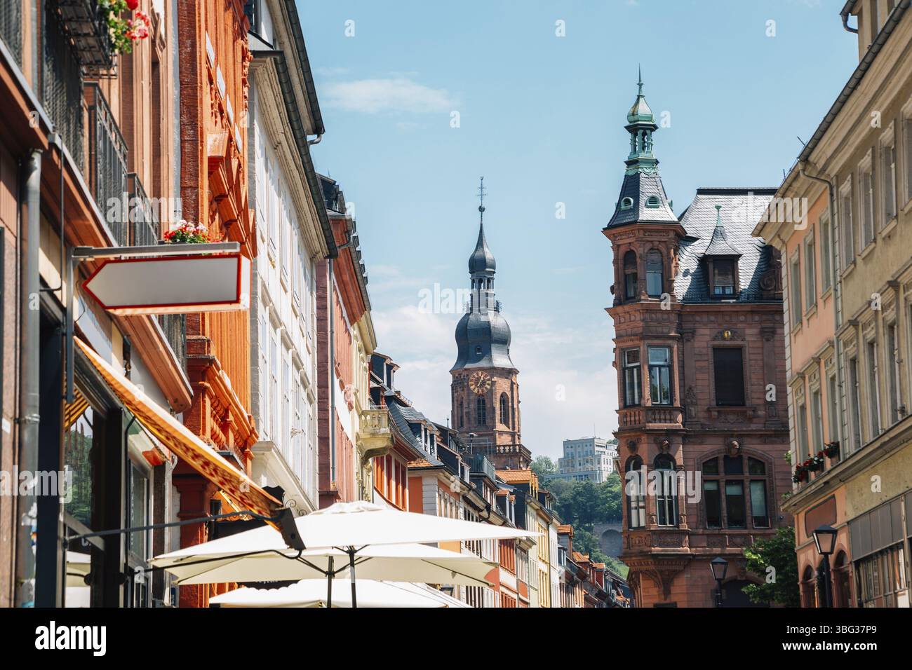 Vieille ville Hauptstrasse rue principale et Heiliggeistkirche, église du Saint-esprit à Heidelberg, Allemagne, Europe Banque D'Images