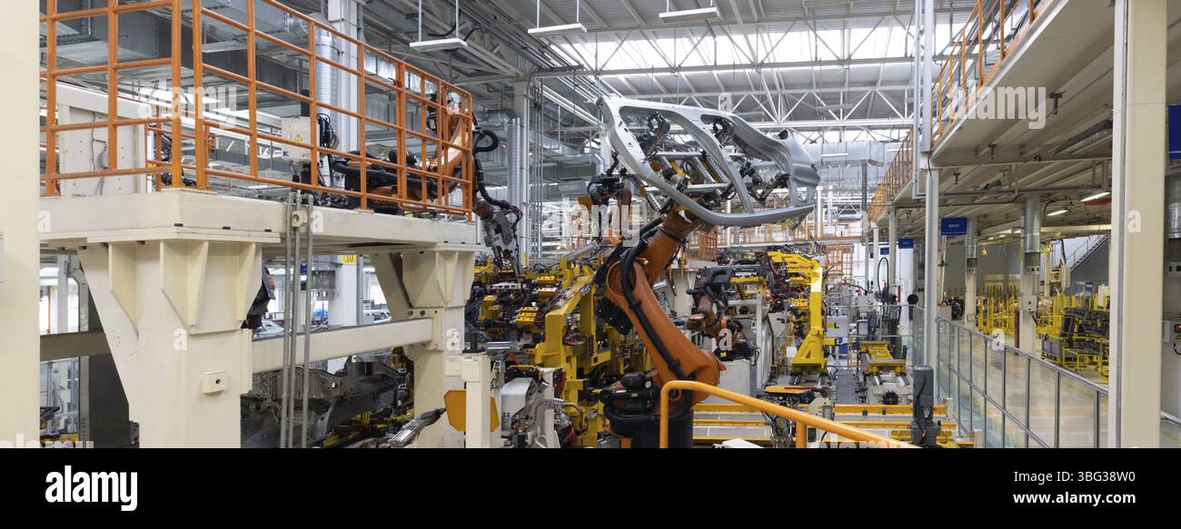 Photo panoramique de la chaîne de production automobile. Soudeur de carrosserie de voiture. Usine d'assemblage de voitures moderne. Industrie automobile Banque D'Images
