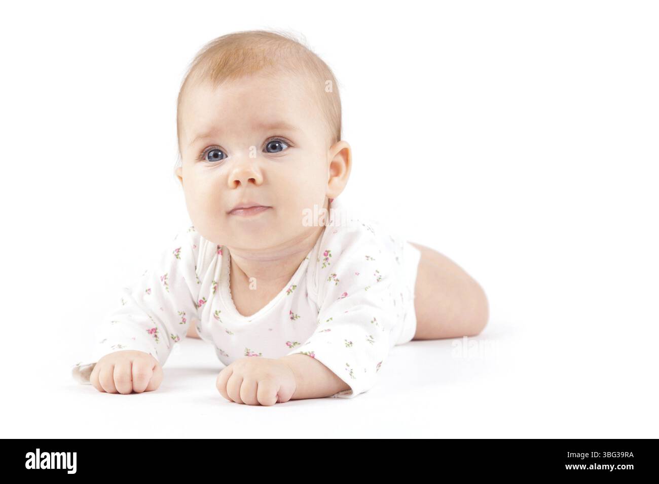 Isolé sur blanc, bébé sérieux garçon caucasien en couche et chemise blanche Banque D'Images
