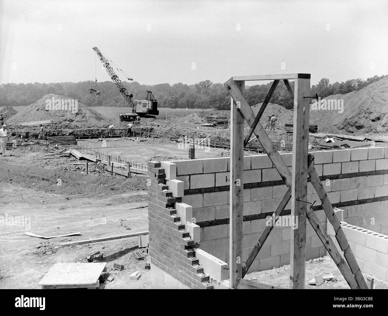 Photographie de A.V. Shirk montrant la construction de la piscine de Worthington vers 1954. Shirk a capturé des moments importants dans le développement des installations récréatives de la collectivité au milieu du XXe siècle. Banque D'Images