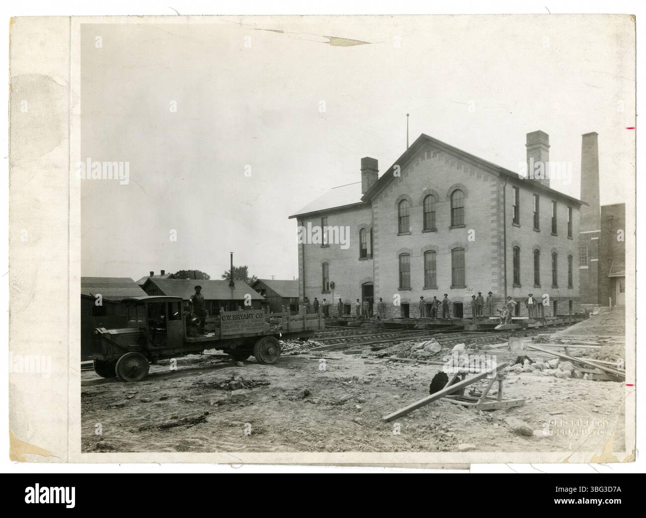 Cette photographie de septembre 1921 montre le bâtiment de l'école Linden déplacé par la C.W. Bryant Jr. Société de déménagement. Bryant, un ingénieur autodidacte afro-américain, a fondé la société de déménagement, qui est devenue plus tard un acteur important dans l’industrie de la construction de Columbus, Ohio. La photo représente l’influence de Bryant sur les infrastructures locales et sa contribution au développement de Columbus. Banque D'Images