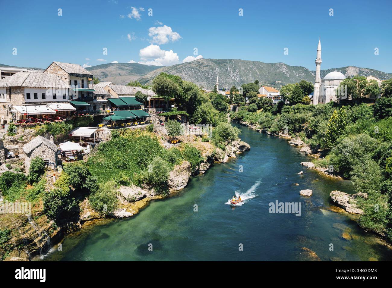 La vieille ville de Mostar et la rivière de Bosnie-Herzégovine Banque D'Images
