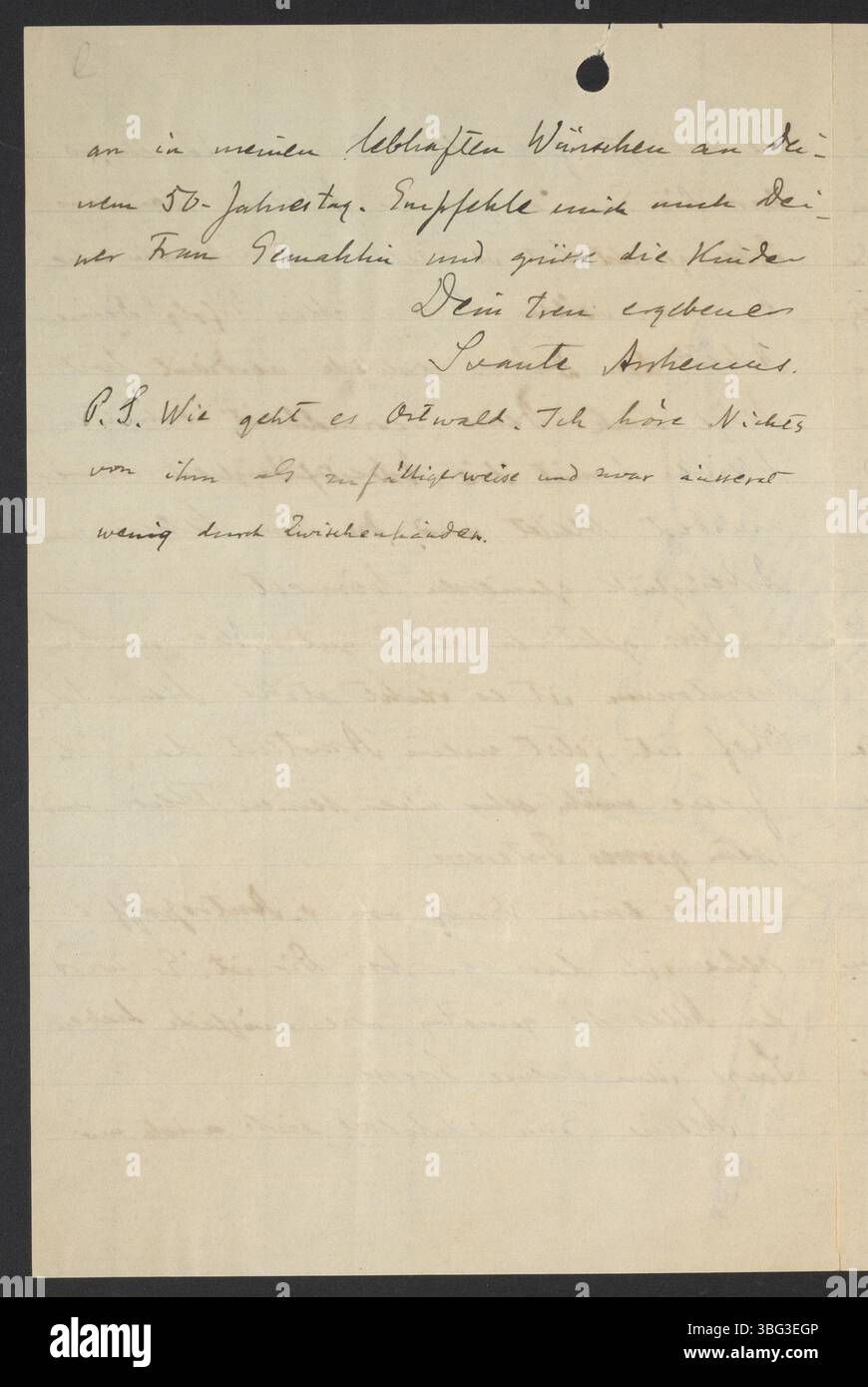 Svante Arrhenius écrit à Georg Bredig à l'occasion de son 50e anniversaire, lui offrant des vœux chaleureux malgré les conditions difficiles de l'après-guerre. Arrhenius exprime l'espoir d'un avenir meilleur et donne des mises à jour personnelles et professionnelles, reflétant les temps difficiles pour les scientifiques européens. Banque D'Images