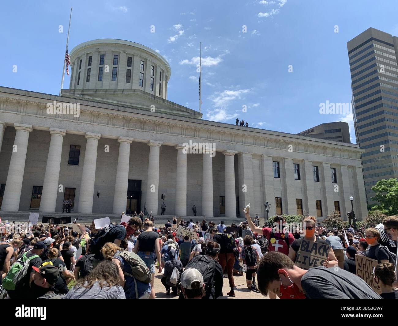 Fin mai et début juin 2020, des manifestations nationales ont éclaté à la suite du meurtre de George Floyd par la police. À Columbus, les manifestants ont pris un genou pour manifester contre le racisme systémique en Amérique. Banque D'Images