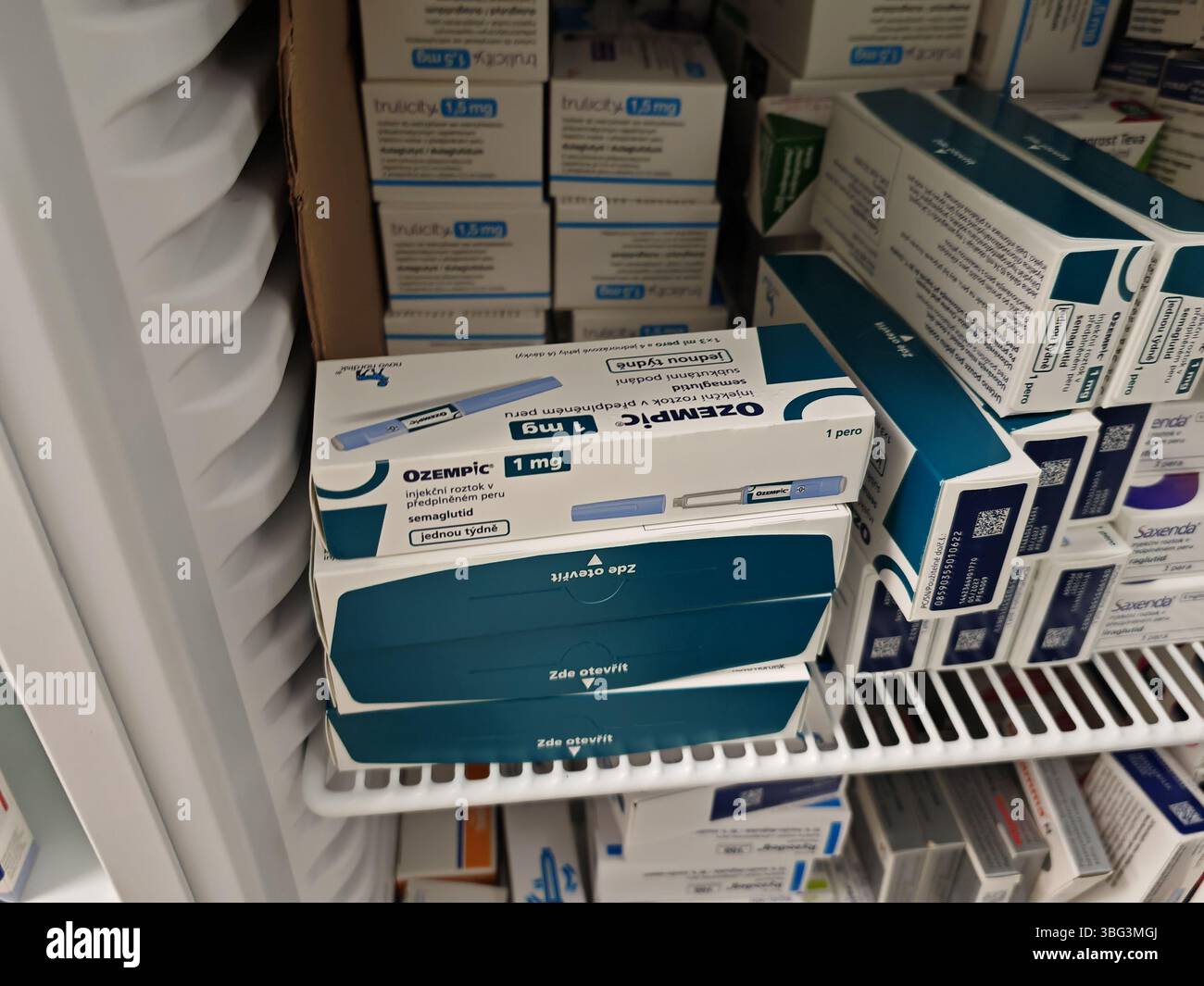 Prague, République tchèque - 8 avril 2025 : stylo Ozempic avec semaglutide utilisé pour le diabète de type 2 et le contrôle de la glycémie, produit par Novo Nordisk. Banque D'Images