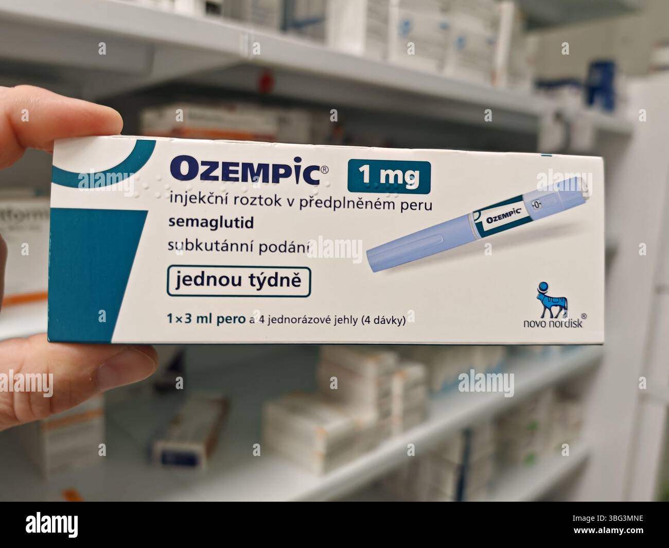 Prague, République tchèque - 8 avril 2025 : stylo Ozempic avec semaglutide utilisé pour le diabète de type 2 et le contrôle de la glycémie, produit par Novo Nordisk. Banque D'Images