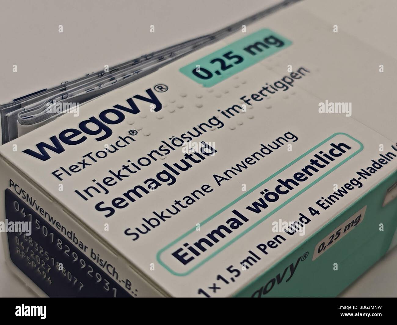 Prague, République tchèque - 8 avril 2025 : stylo WEGOVY avec semaglutide utilisé pour le diabète de type 2 et le contrôle de la glycémie, produit par Novo Nordisk. Banque D'Images