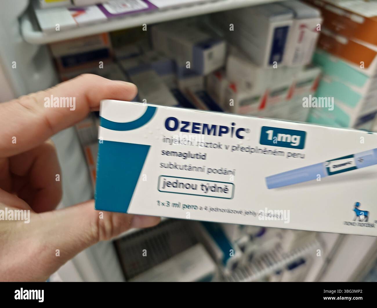Prague, République tchèque - 8 avril 2025 : stylo Ozempic avec semaglutide utilisé pour le diabète de type 2 et le contrôle de la glycémie, produit par Novo Nordisk. Banque D'Images