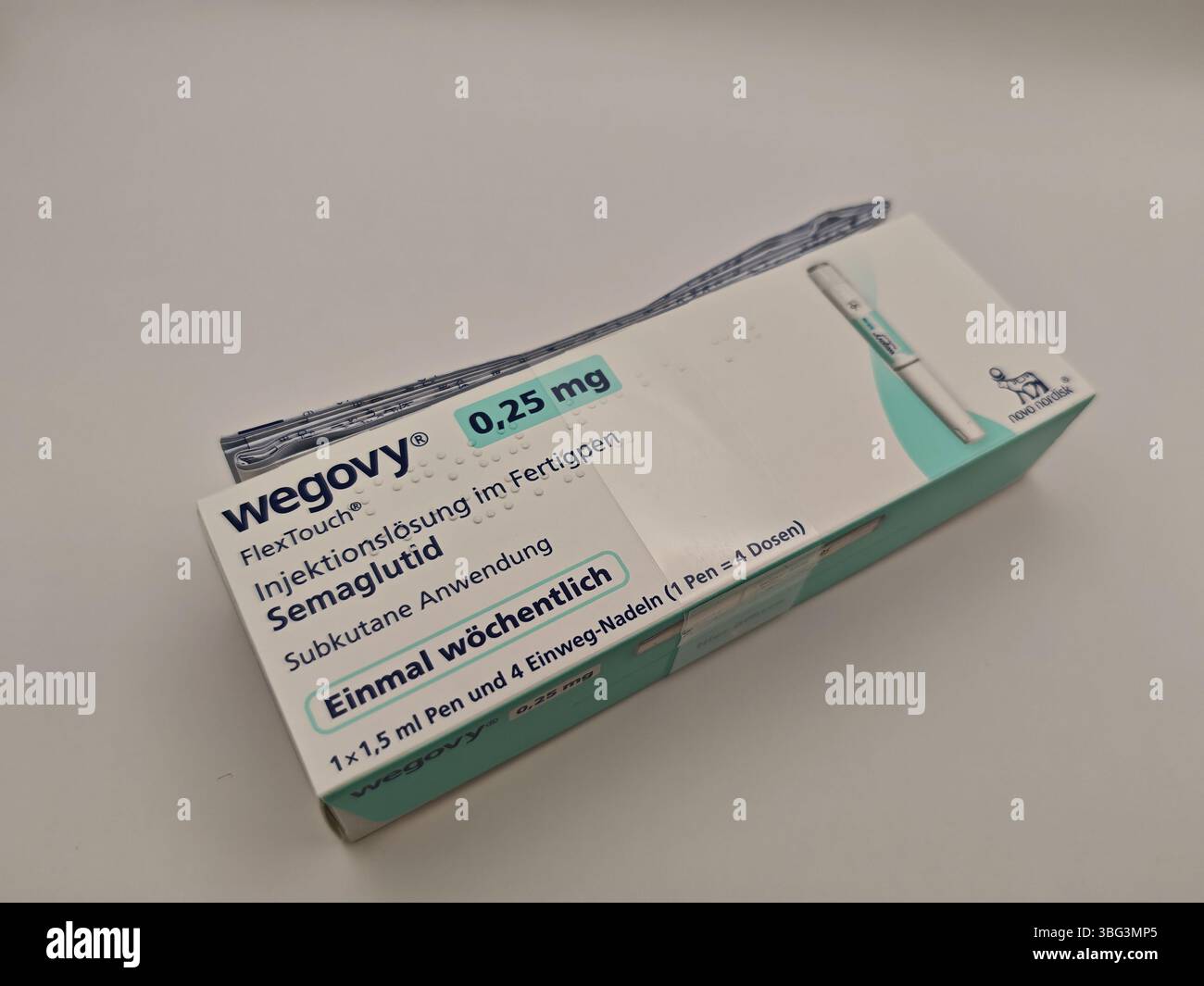 Prague, République tchèque - 8 avril 2025 : stylo WEGOVY avec semaglutide utilisé pour le diabète de type 2 et le contrôle de la glycémie, produit par Novo Nordisk. Banque D'Images