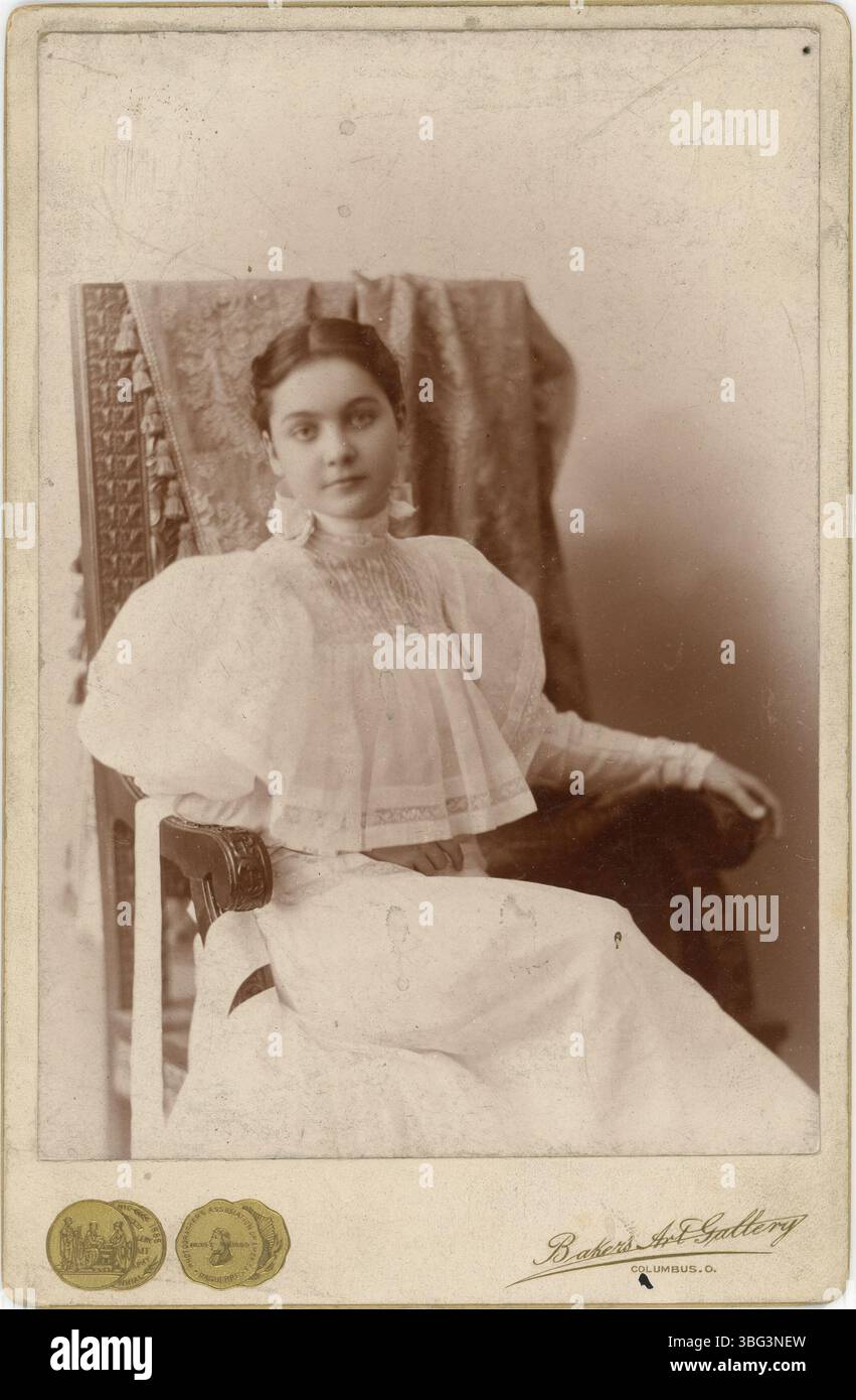 Portrait de Helen Beatty Henderson à 14 ans, pris en 1894. Elle porte une robe faite par sa grand-mère, Lucy Tupper Beatty. Helen était la fille de Charles G. Henderson et Ellen 'Nellie' Beatty Henderson et plus tard a fréquenté Smith College. Banque D'Images