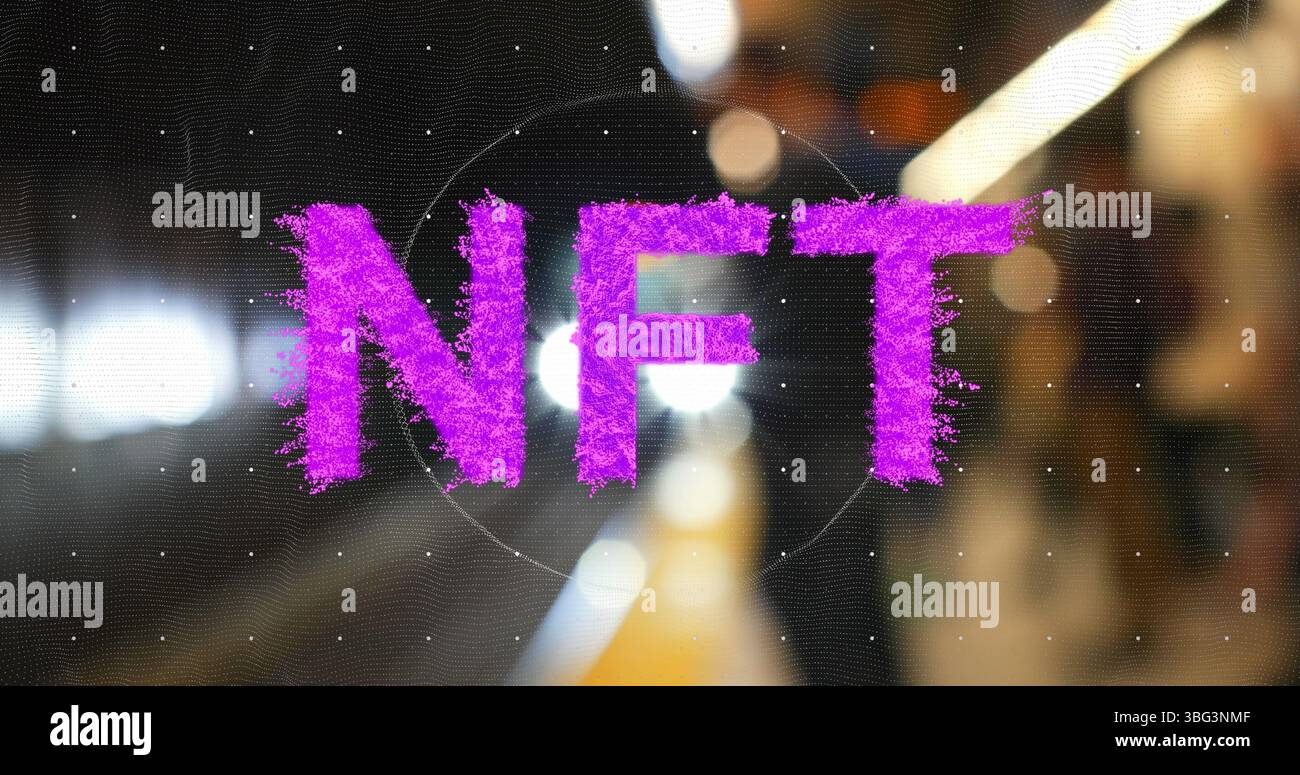 Image d'un texte nft rose au-dessus d'un train de métro arrivant à la station de métro Banque D'Images