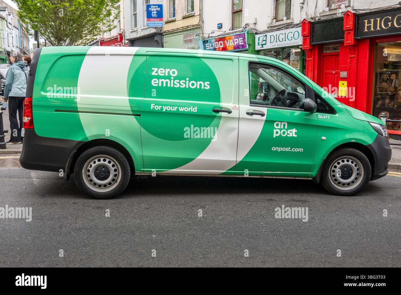 Irish Post Office Van 'an Post' Zero Emissions Electric Vehicle Mercedes EV livraison Van garé dans le centre-ville de Sligo Irlande, Stock photo Banque D'Images
