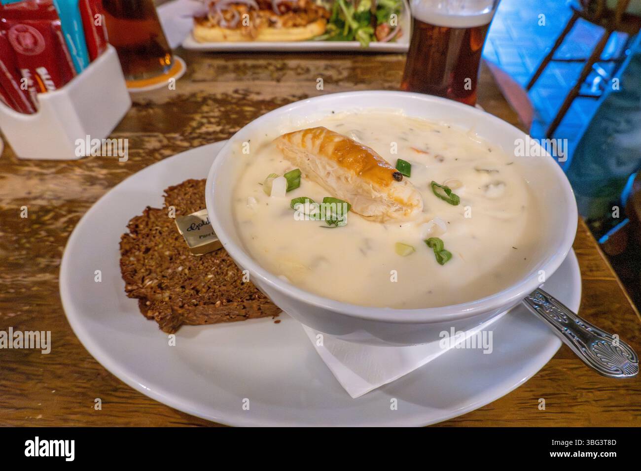Un bol de chaudrée de fruits de mer irlandaise avec Un poisson pâtissier comme décoration et servi avec du pain de soude brun irlandais, de la nourriture de pub dans Un bar dans la ville de Donegal, Stock Phot Banque D'Images