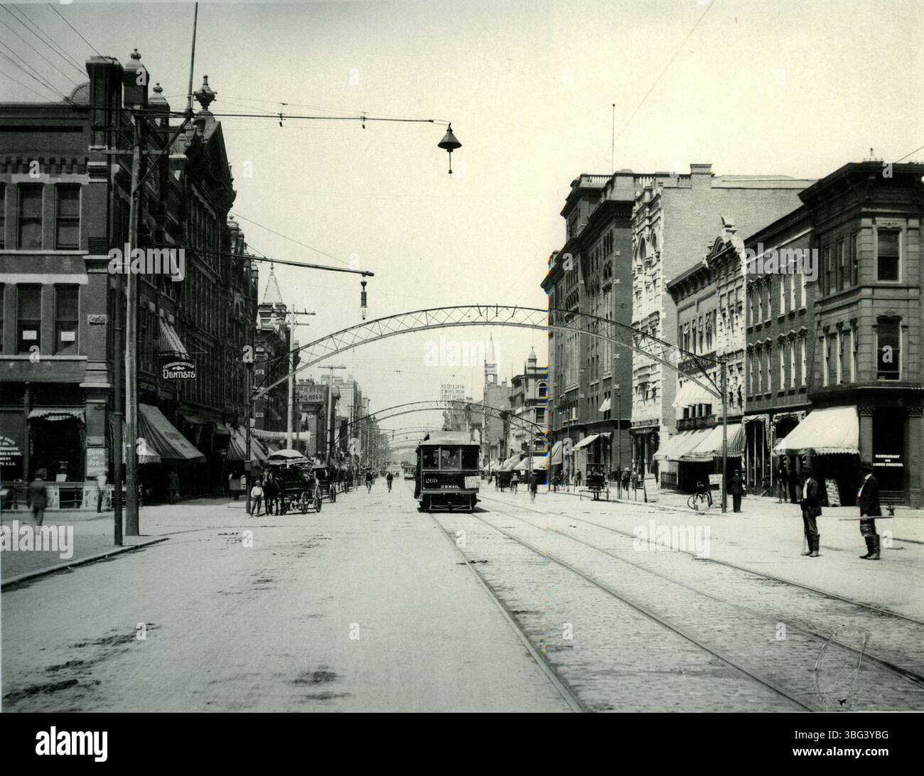 Cette photographie de 1897 montre South High Street à Columbus, avec Edenburn et Duffield Dentists et Frech Brothers Saloon près du palais de justice. Banque D'Images