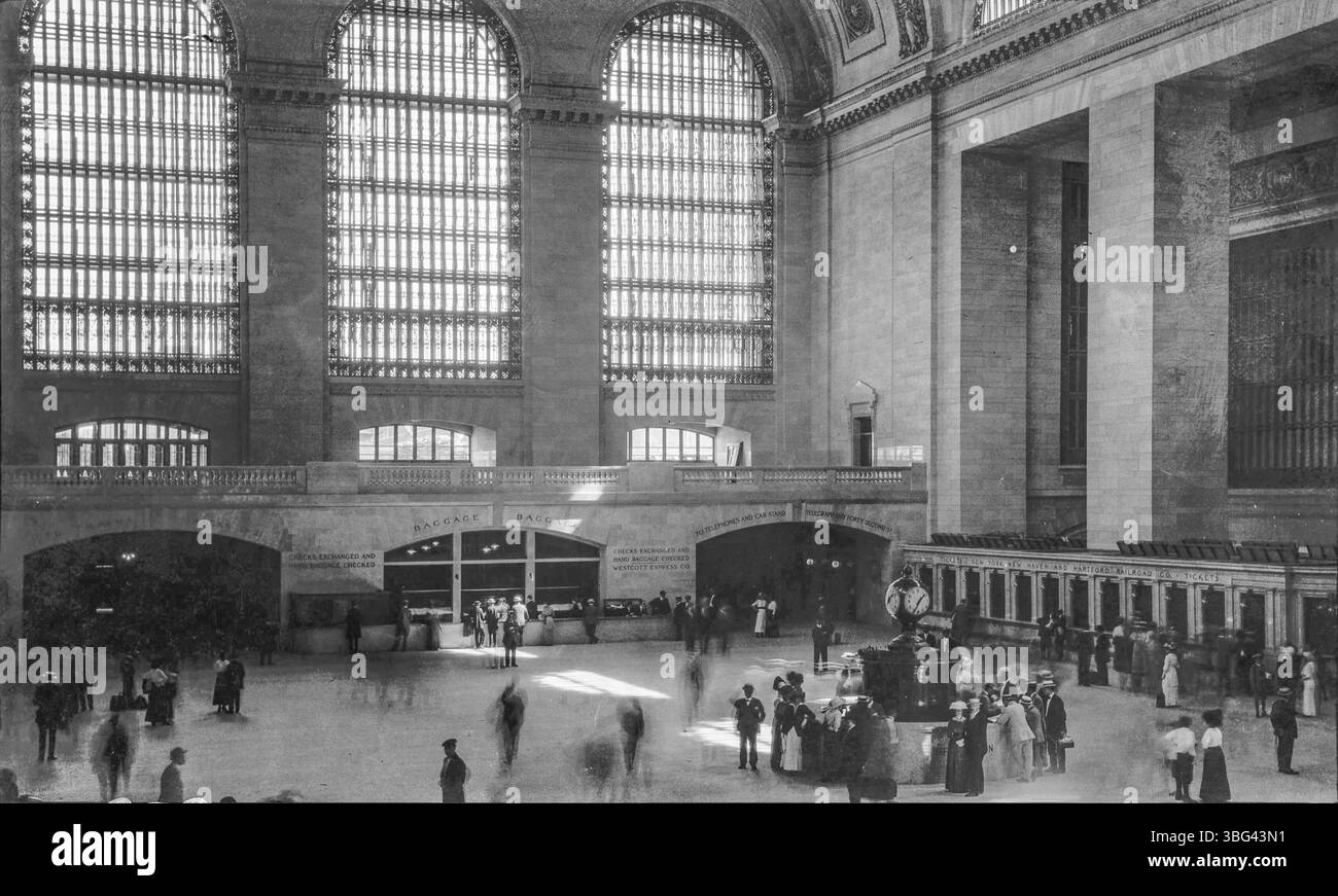Le hall principal à l'intérieur de Grand Central Station à New York, photographié en 1913. Cette image illustre la conception architecturale du terminal emblématique, un centre de transport clé de New York. Banque D'Images