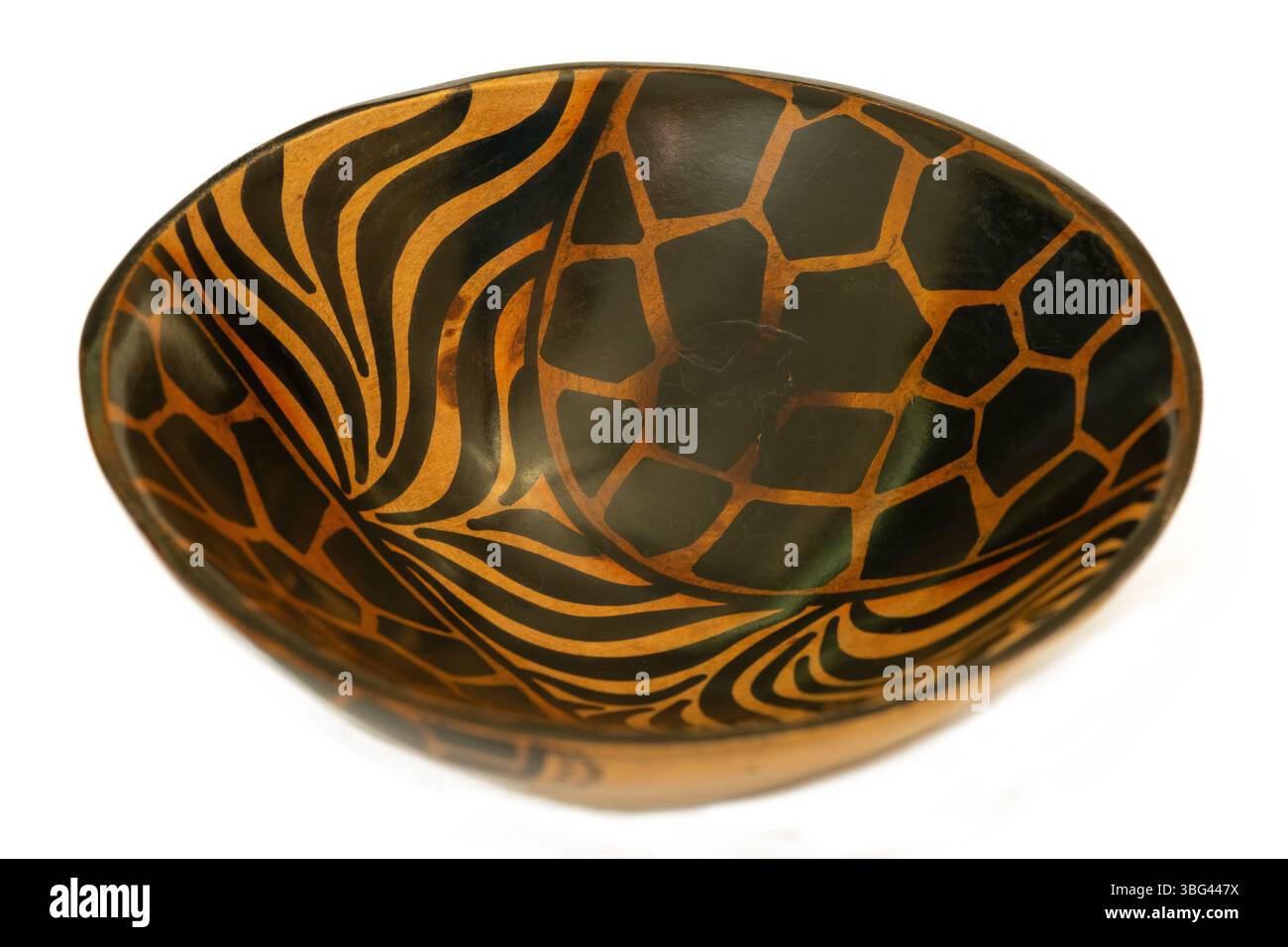 Un bol en bois traditionnel africain sculpté à la main isolé sur un fond blanc Banque D'Images