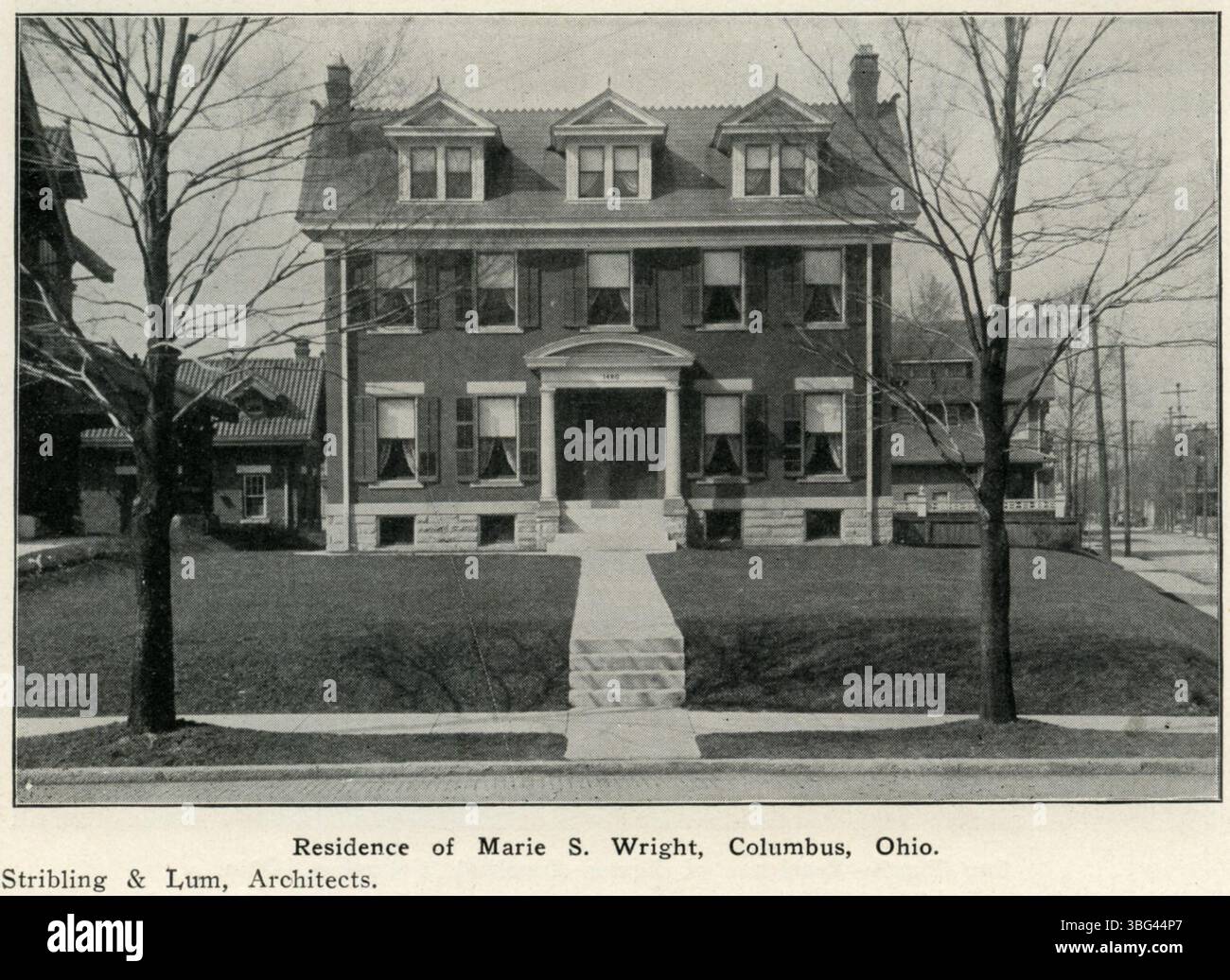 Cette photographie de 1913 montre la résidence de style néo-géorgien de Marie S. Wright à Columbus, Ohio. La maison présente des éléments architecturaux classiques typiques du style néo-géorgien. Banque D'Images