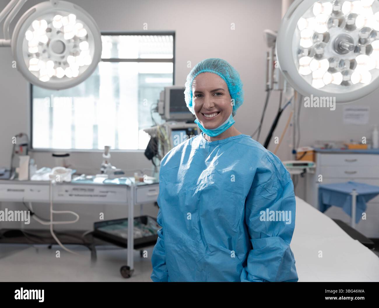 Plafonniers chirurgicaux éclairant la salle d'opération stérile avec plateaux, moniteurs et lumière du jour Banque D'Images