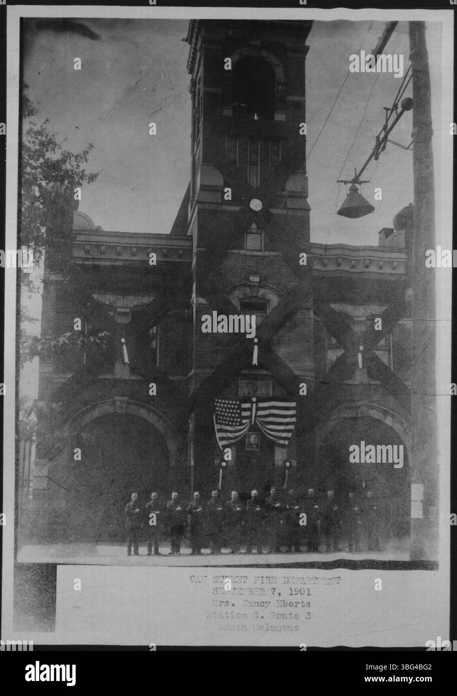Le 7 septembre 1901, des membres du poste no 8 du service d'incendie de Columbus se sont rassemblés pour une photographie à l'extérieur de leur poste, décorée en deuil du président William McKinley. McKinley, qui avait été abattu le 6 septembre, est décédé le 14 septembre 1901. Banque D'Images