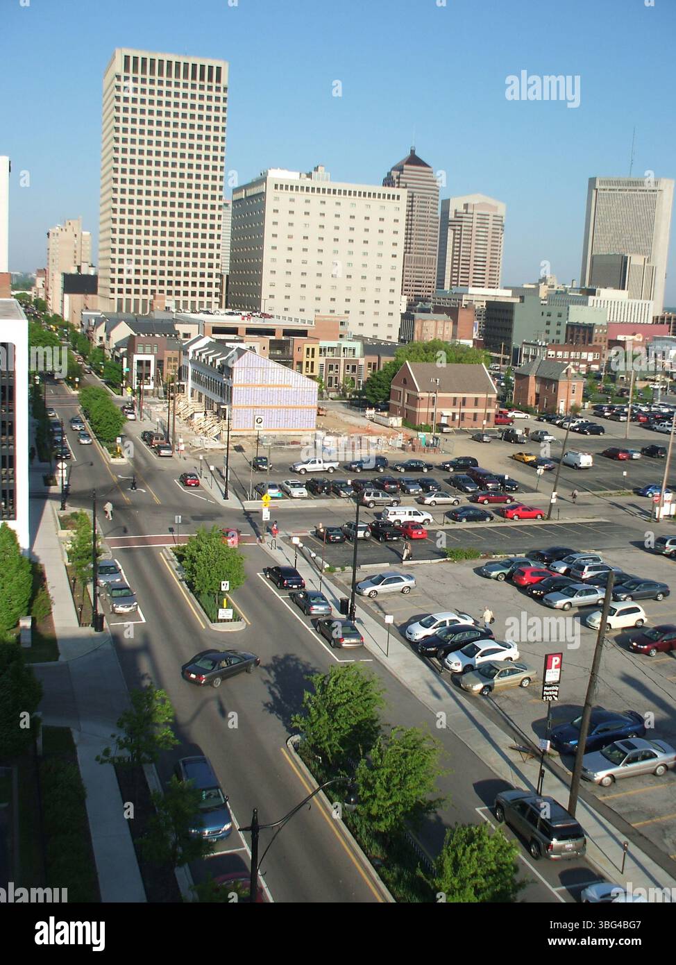Des photographies aériennes du 30 avril 2010 montrent des vues vers l'ouest, le nord et l'est au-dessus de East Gay Street près de North 6th Street à Columbus, Ohio. Les images incluent le Continental Centre au 150 East Gay Street, l'Ohio Bell Building au 111 North 4th Street, la construction de condominiums de lancement de quartier sur le côté nord de Gay Street à l'est de la 4th Street, le bâtiment en briques rouges au 306 East Gay Street abritant Stewart Jaffy & Associates, et la sculpture D'ART en acier rouge cerise de 100 pieds près de North Grant Avenue. Banque D'Images