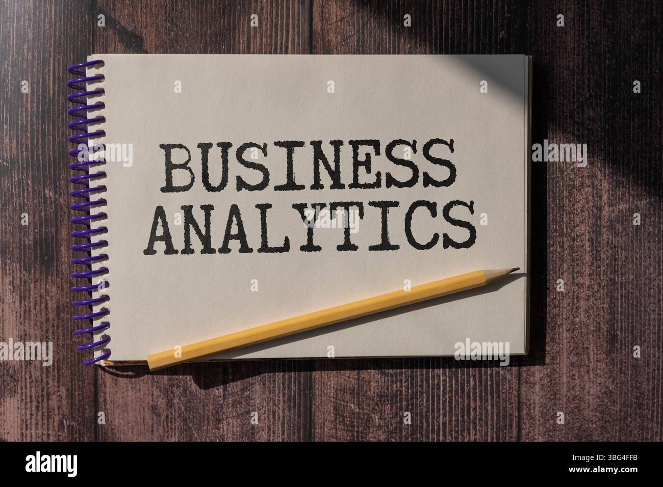 analyse d'entreprise, concept de texte. Tableau de bureau avec calculatrice, graphiques, rapports et analyses d'entreprise de texte sur un petit bout de papier sur Banque D'Images