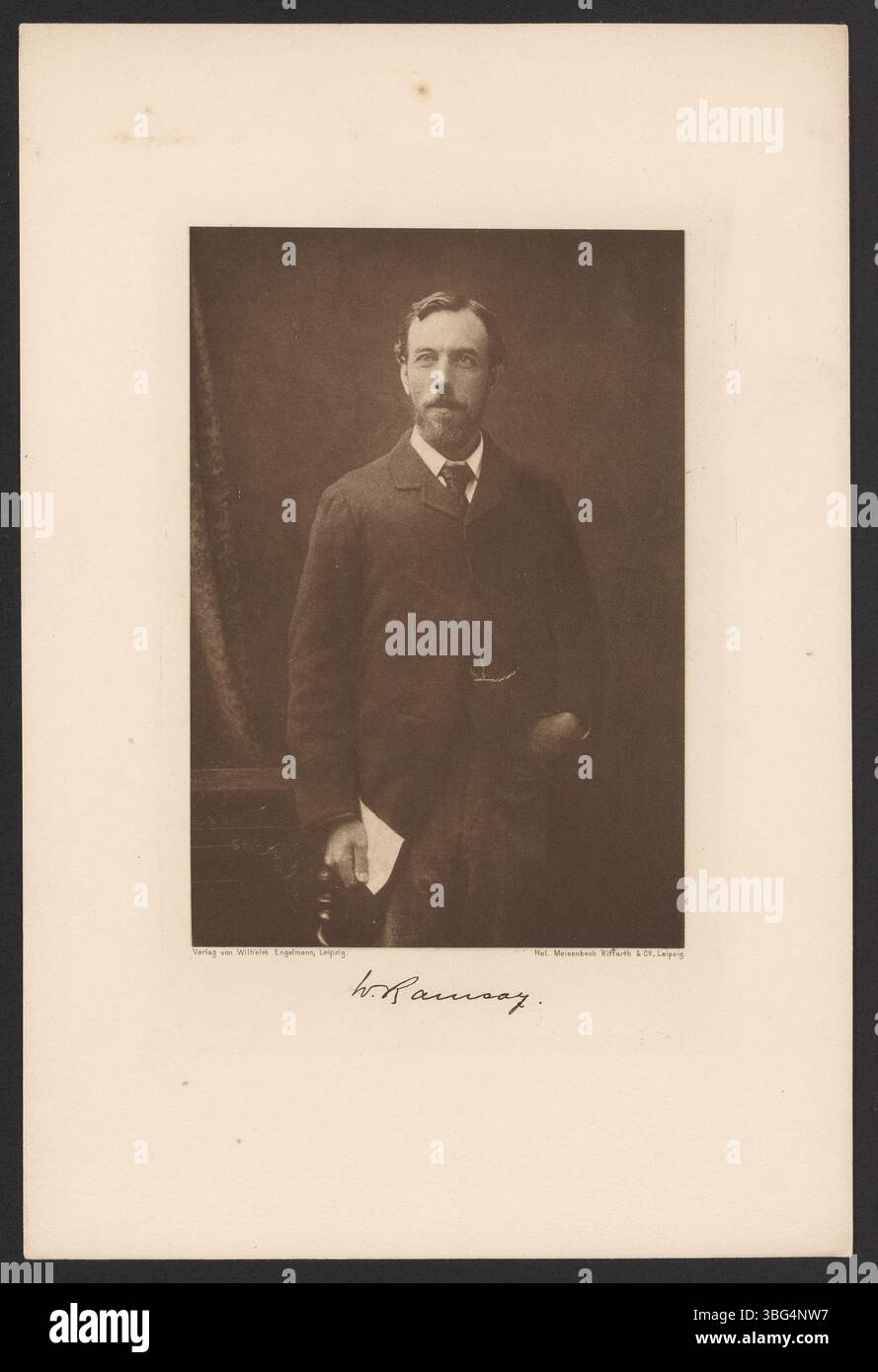 Portrait de William Ramsay, un chimiste écossais connu pour sa découverte des gaz nobles. Il a reçu le prix Nobel de chimie en 1904 pour avoir identifié l'hélium, le néon, l'argon, le krypton, le xénon, et le radon comme éléments distincts du tableau périodique. Banque D'Images
