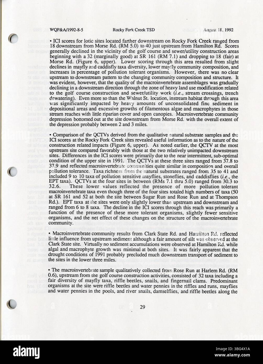 La page 33 se termine par des constatations générales sur la santé écologique, les indicateurs de la qualité de l'eau et la diversité aquatique dans la zone d'étude. Banque D'Images
