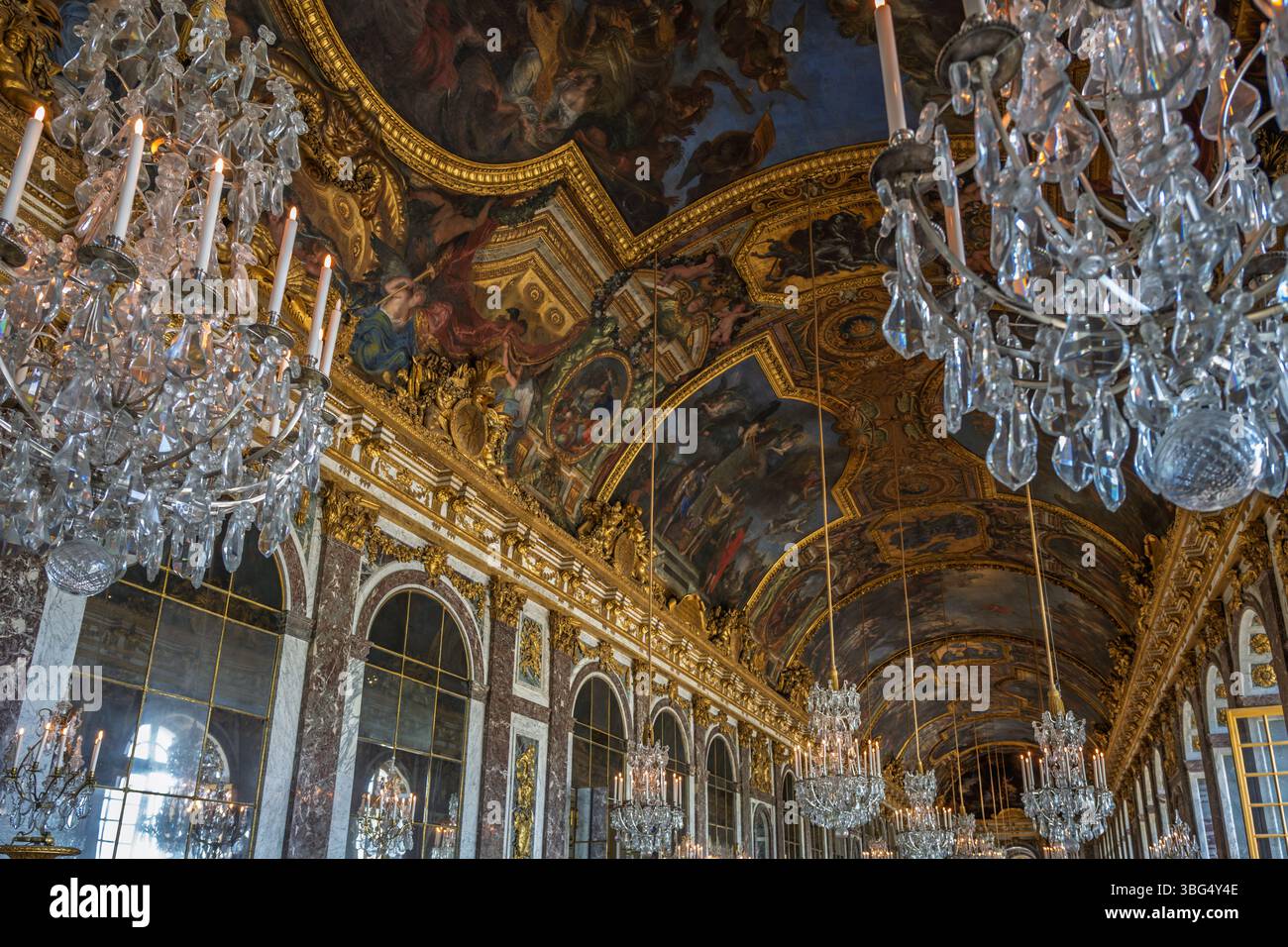 Une vue imprenable sur la Galerie des glaces du château de Versailles, avec ses lustres opulents, son plafond peint et ses murs en marbre. Banque D'Images