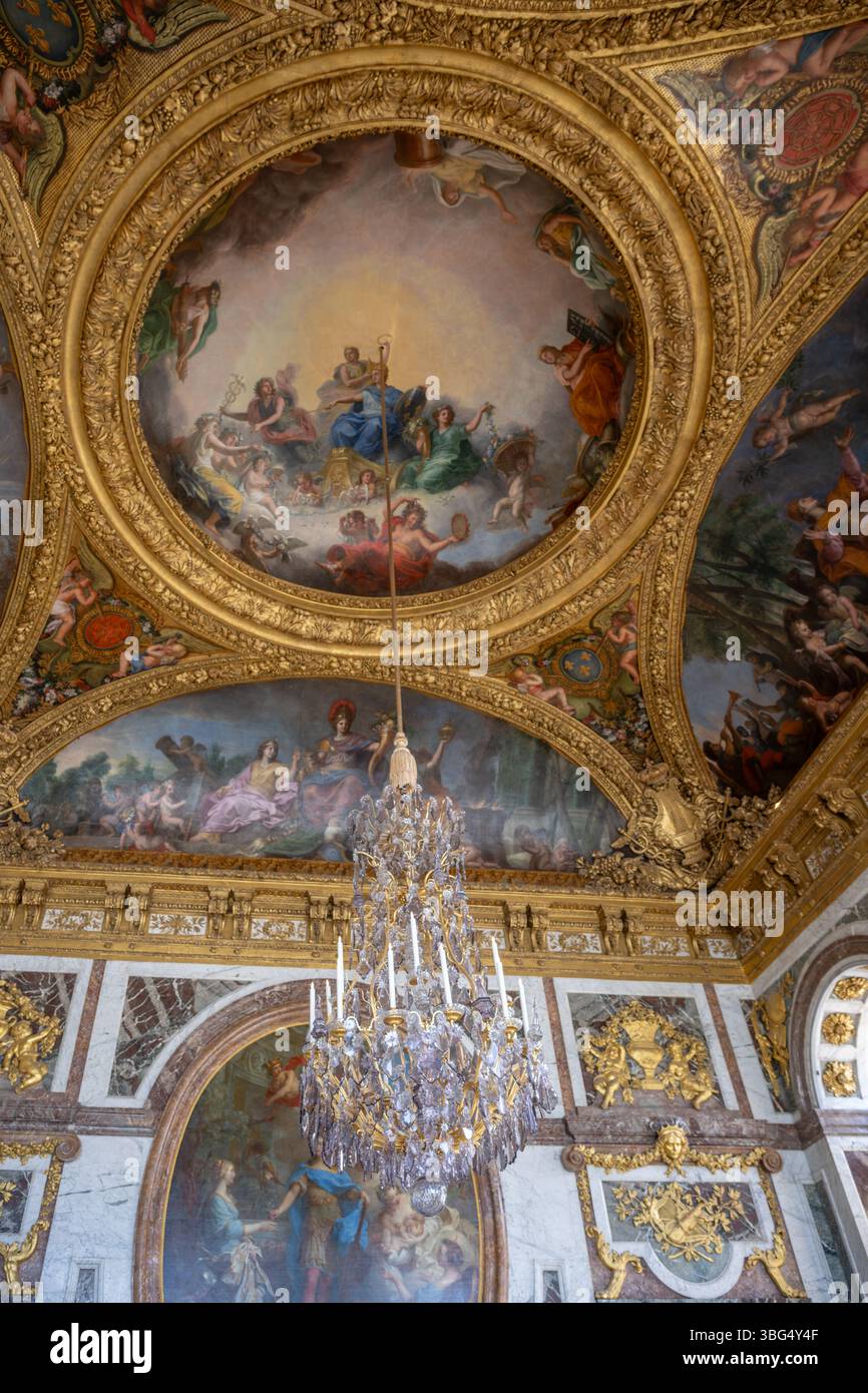 Une vue imprenable sur la Galerie des glaces du château de Versailles, avec ses lustres opulents, son plafond peint et ses murs en marbre. Banque D'Images
