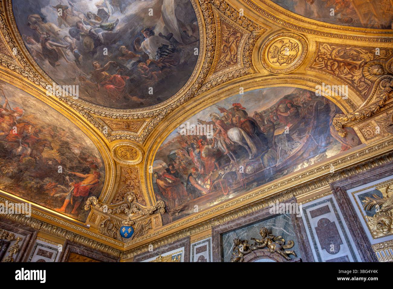 Une vue imprenable sur la Galerie des glaces du château de Versailles, avec ses lustres opulents, son plafond peint et ses murs en marbre. Banque D'Images