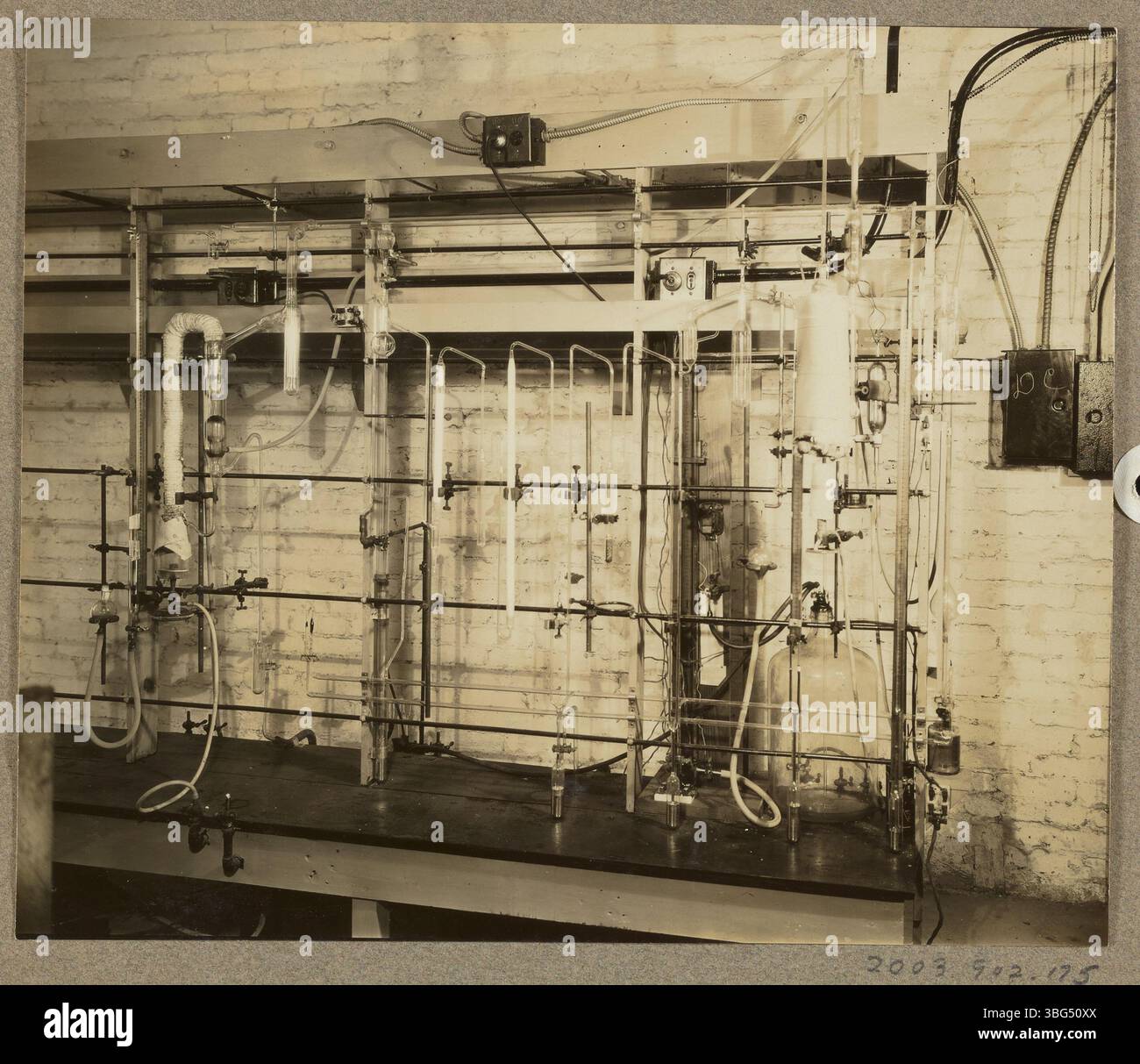 Les recherches de Dr Kuentzel en janvier 1930 sur la décomposition thermique et catalytique de l'azométhane ont été menées au Fixed Nitrogen Research Laboratory à Washington, D.C. ses travaux ont porté sur la compréhension des réactions chimiques essentielles à la production d'engrais et de munitions. Banque D'Images