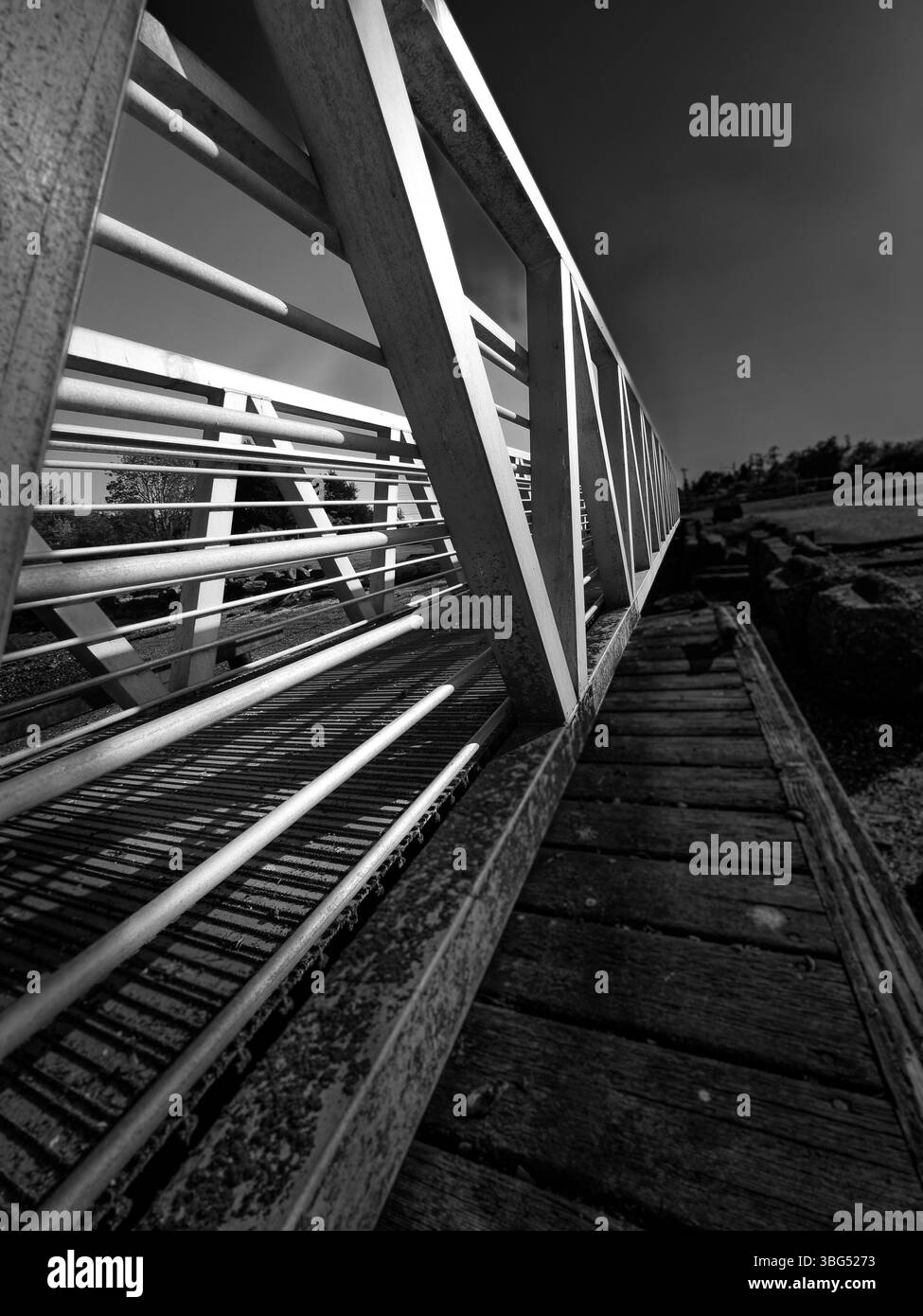 image nette d'un quai de marche avec rail métallique - Image de stock capturée avec un smartphone