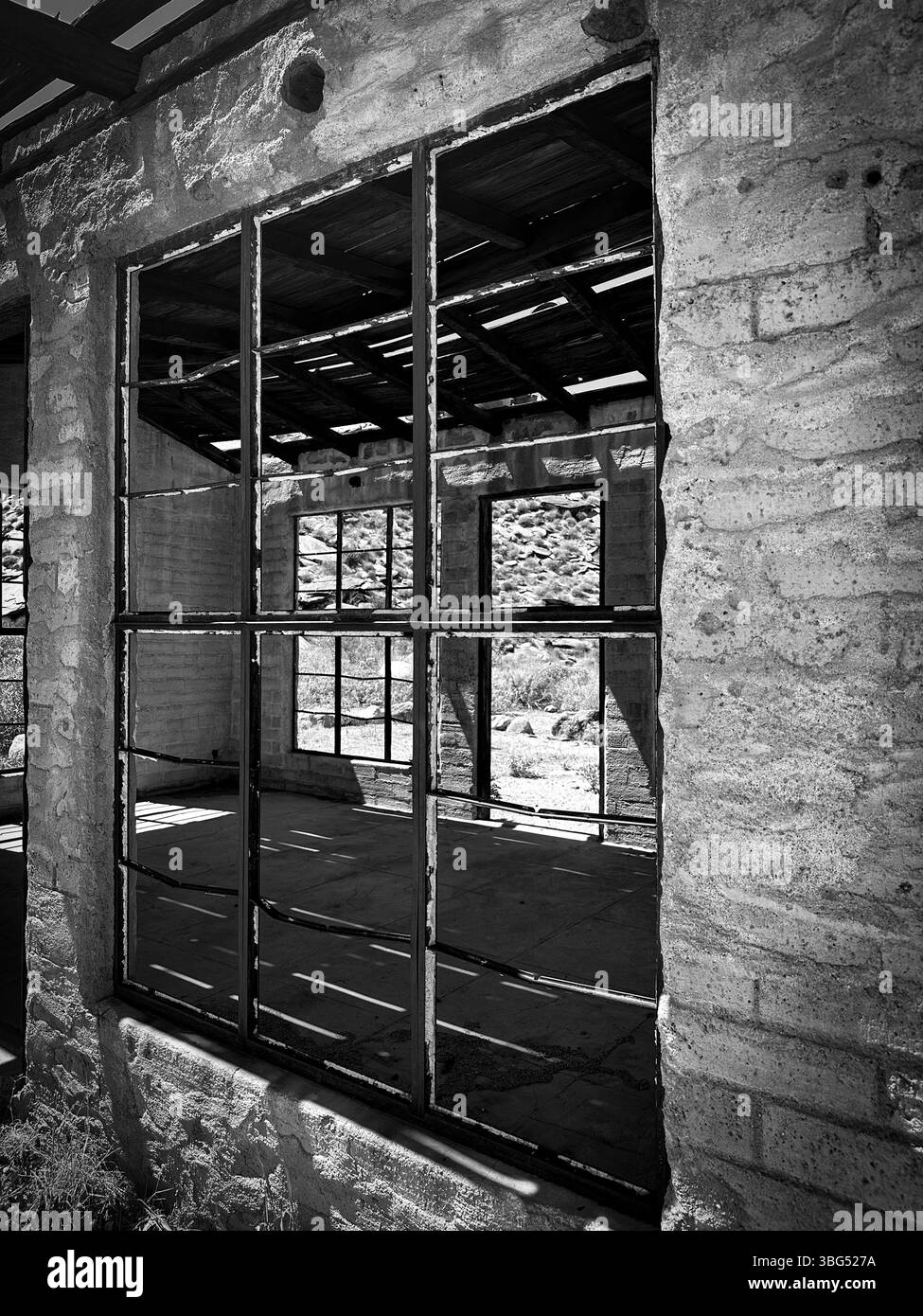 vitre en verre brisé sur une structure en brique - Image de stock capturée avec un smartphone