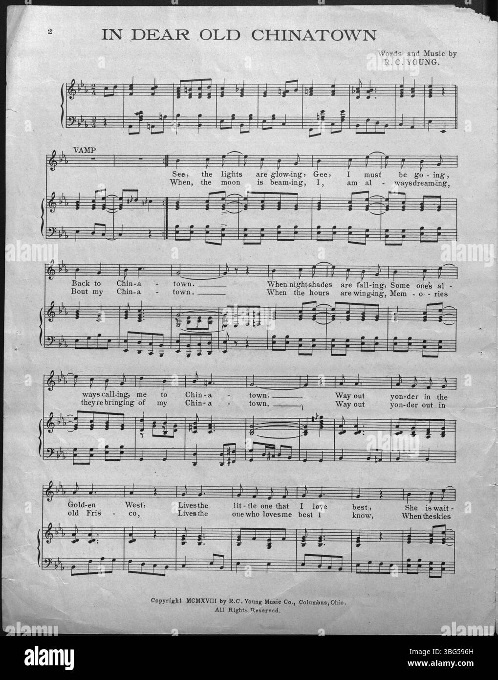 La couverture de 1918 de « In Dear Old China Town » montre des voiliers chinois dans le port avec des bâtiments en arrière-plan, illustrant une scène historique de Chinatown. Banque D'Images