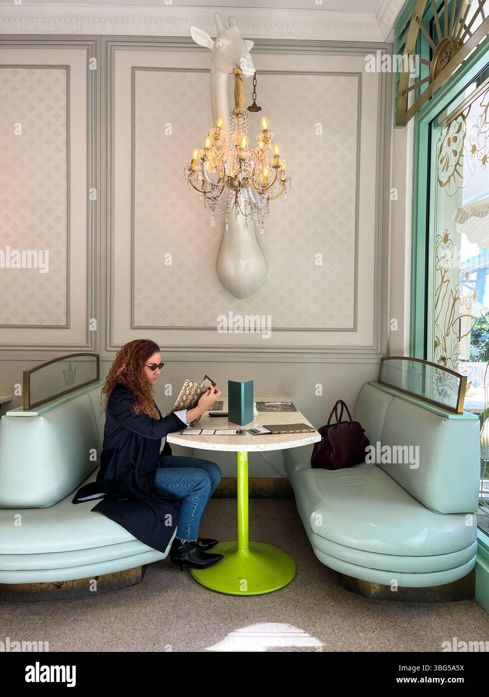 Client lisant un menu au PANI Bistro, un restaurant élégant situé dans le centre commercial Aventura Mall, Floride. Banque D'Images